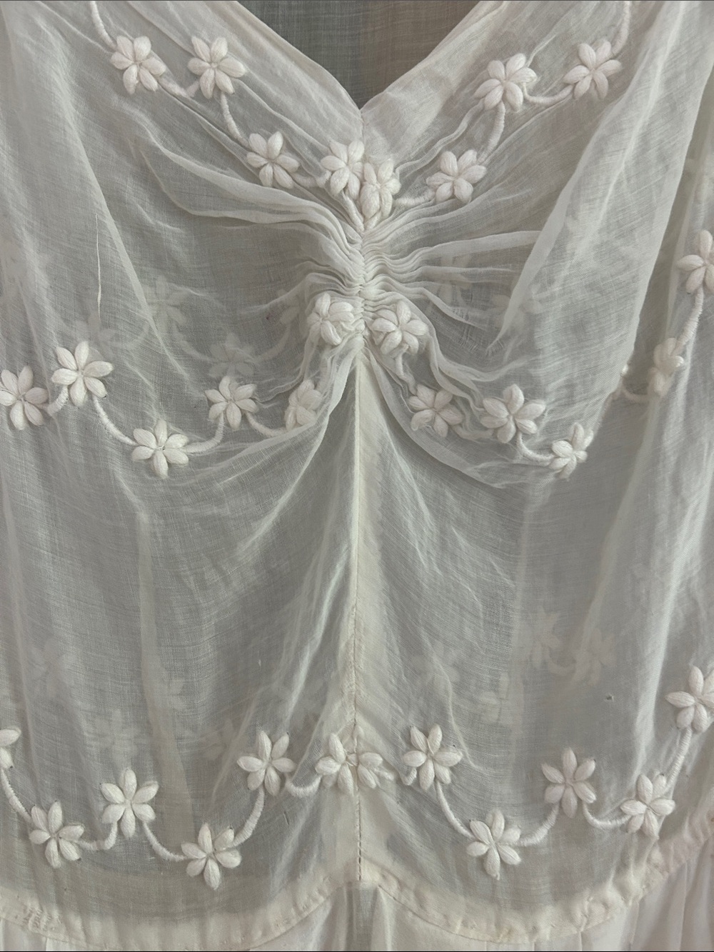 Gorgeous Vintage Ivory Embroidered Midi Dress with Floral Detail - Picture 4 of 9